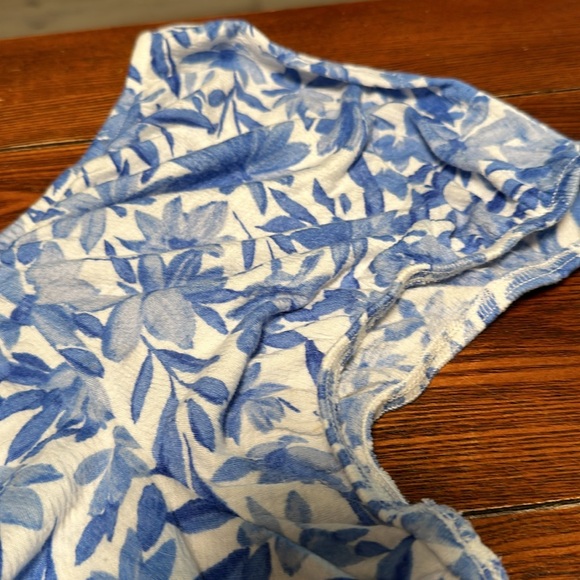 Very cute blouse/top. Ruched front very slimming. Brand is The Greater Good 2x - Picture 3 of 6